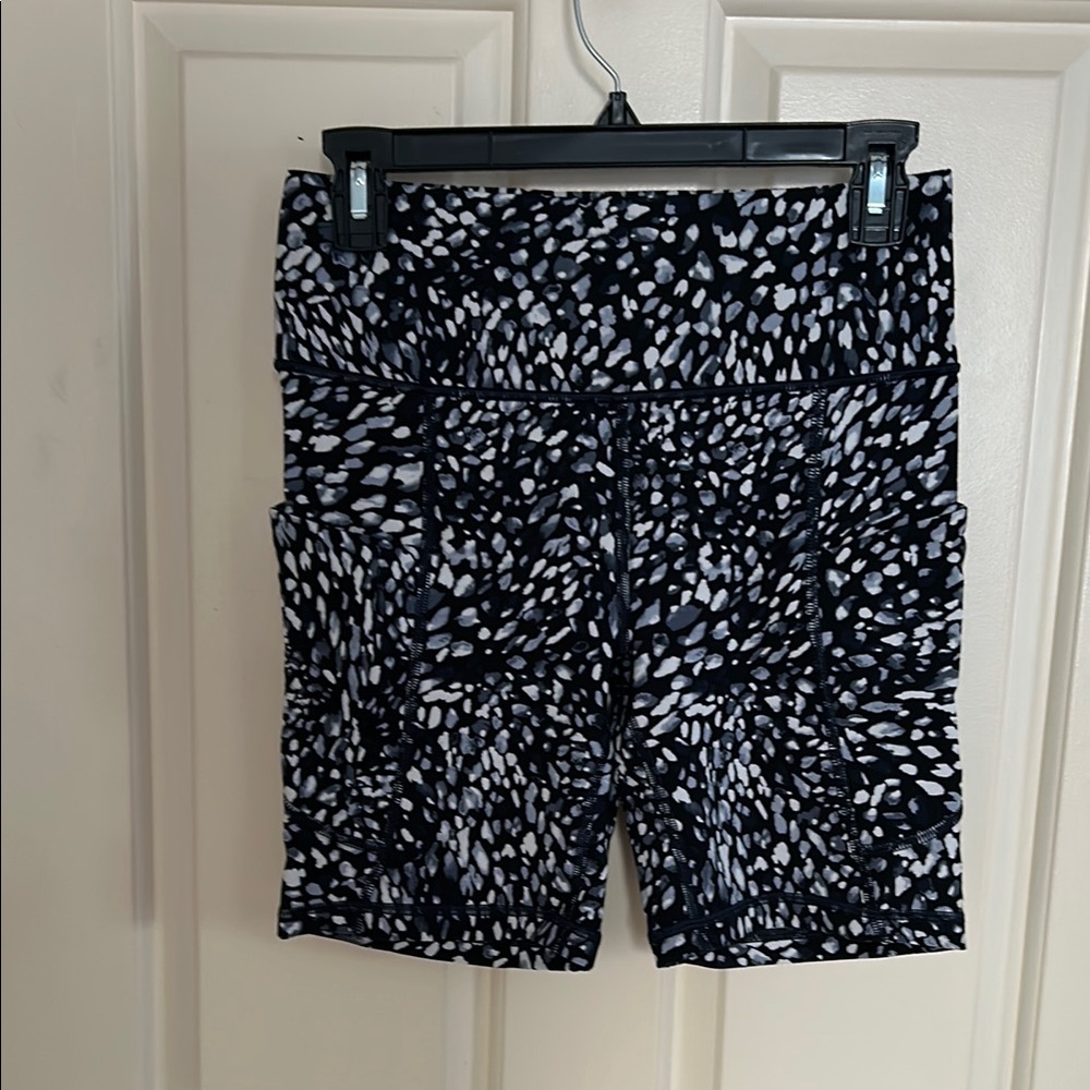 Athleta Salutation Stash 7” shorts. NWOT.